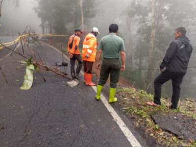 Hujan Deras Picu Longsor di Jalur Gumitir, Polisi Terapkan Sistem Buka-Tutup