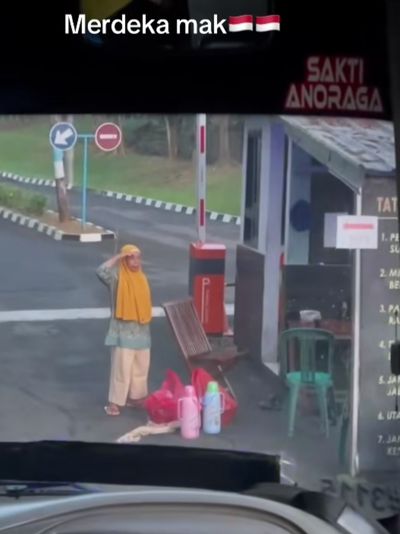 Sikap Sempurna Saat Indonesia Raya Berkumandang, Ibu Penjual Kopi Ini Bikin Warganet Terharu