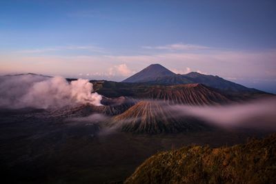 30 Ide Caption Aesthetic Saat Mendaki Gunung, Cocok untuk Instagram