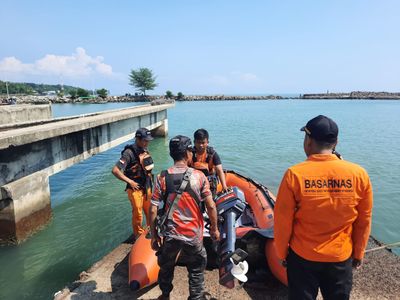 Tim SAR Banten Melakukan Pencari Di Hari Kedua Korban Terseret Ombak