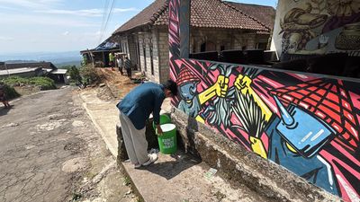 Dari Ember Cat Bekas Jadi Harapan Baru: Mahasiswa KKN Undip Dorong Dusun Bersih