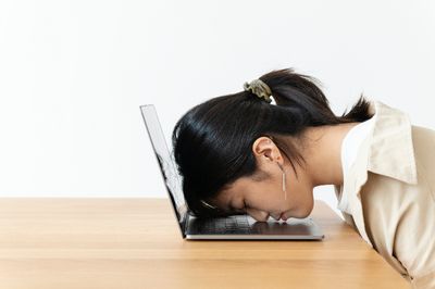 Pura-pura Sibuk demi Social Battery: Capek Mental atau Cuma Alasan?