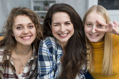 5 Zodiak Cewek yang Paling Perhatian dan Penyayang