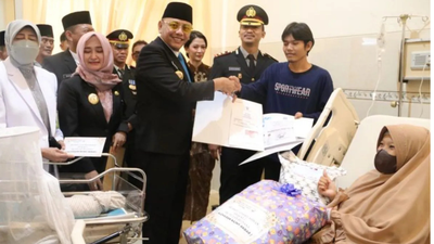 Wali Kota Tegal Memberikan Kado Spesial Untuk Dua Bayi yang Lahir Di HUT Bhayangkara RI