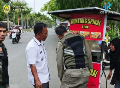 Camat Meuraxa Banda Aceh dan Satpol PP-WH Menertibkan PKL yang Tidak Taat Aturan