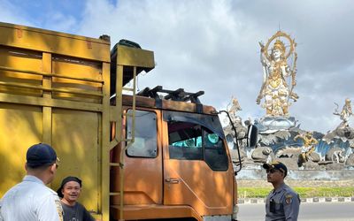Jadi Biang Kemacetan, Dishub Denpasar Tertibkan Truk Parkir Sembarangan di Kawasan Patung Titi Banda