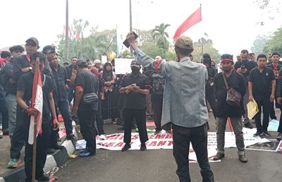 Buntut Kisruh SPMB dan Hak Tunjangan, Guru Blokir Rumah Dinas Gubernur Banten
