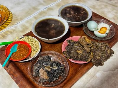 Rawon Rampal: Legenda Kuliner Malang Sejak 1957 yang Masih Bertahan dengan Kayu Bakar