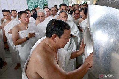 Di Sela Kunjungannya ke Arab Saudi, Presiden Prabowo Lakukan Ibadah Umrah dan Sempat Cium Hajar Aswad