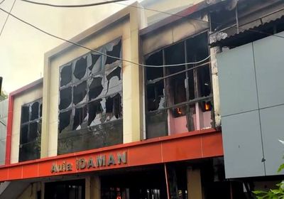 Aula Idaman Sario terbakar, api keluar dari pelaminan