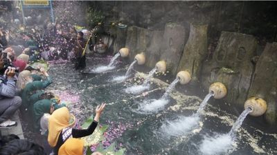 Pemandian Air Panas Guci Menjadi Tempat Pelaksanaan Sedekah Bumi
