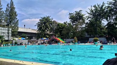 Lagi Cari Kolam Renang di Jakarta Timur? Nih, 10 Tempat yang Gak Bikin Kantong Bolong!