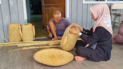 Anjat Kerajian Anyaman dari Para Lansia di Kabupaten Malinau