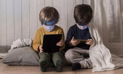 Panduan Membatasi Screen Time yang Sehat untuk Anak di Era Digital, Orang Tua Wajib Tau!