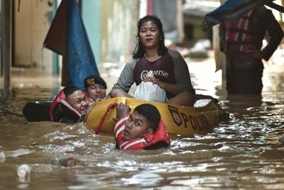 Sungai Ciliwung Meluap, Banjir Rendam Jakarta Timur dan Paksa Ratusan Warga Mengungsi