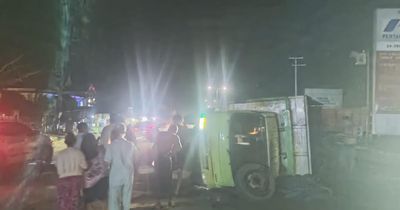 Truk Tabrak Pembatas Jalan hingga Hancur di Muara Bulian, Warga: Jalan Sini Gelap