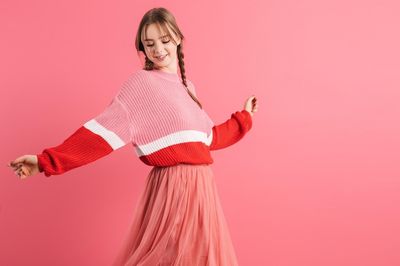 5 Cara Mix and Match Baju Merah Biar Stand Out tapi Gak Lebay