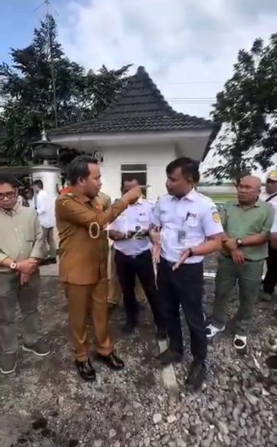 Viral Video Bupati Jember Marah-Marah di Depan Petugas KAI, Soal Perlintasan Kereta