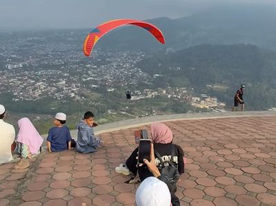 Menikmati Keindahan Gunung Banyak Kota Batu di Sore Hari Bisa Saksikan Paralayang Lepas Landas