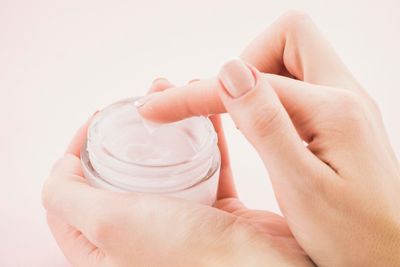 Viral Hacks TikTok Berhasil: Trik Memudarkan Mata Panda Pakai Vaseline!
