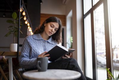 5 Zodiak yang Terlihat Pendiam tapi Ternyata Jenius Banget