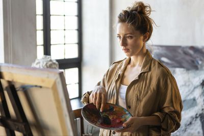 5 Zodiak Cewek yang Selalu Teliti dalam Segala Hal, Bikin Orang Kagum