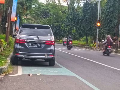 Ketika Jalur Sepeda Jadi Lahan Parkir: Potret Wajah Kota yang Belum Ramah Pesepeda