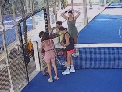 Unik! Wanita Ini Beri Berkat Sebelum Pertandingan Padel Dimulai