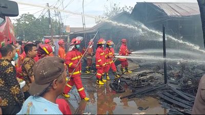 Kebakaran di Kawasan Padat Penduduk, Dua Petugas Damkar Alami Luka Bakar dan Tersengat Listrik