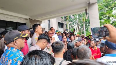 Korban Salah Sasaran, Keluarga Arak Jenazah dan Desak Penyelesaian Adat