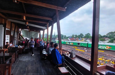 Kafe Lima Sebelas, Sensasi Ngopi Sambil Lihat Kereta di Tengah Kota Malang