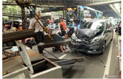 Diduga Gara-Gara Mobil Dinas, Tujuh Kendaraan Terlibat Kecelakaan Beruntun di Jaktim
