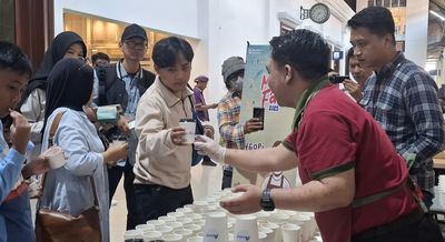 KAI Daop 6 Bagikan 750 Cangkir Kopi Gratis dan Gelar Kids Activity di Stasiun Yogyakarta Hari Ini