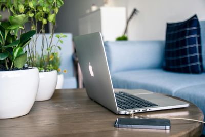 Bolehkah Main Laptop Sambil Dicas? Ini Penjelasannya Lengkap Banget!