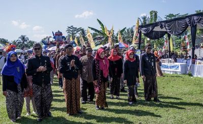 Meriahkan Ruwat Bumi, Warga Banjarnegara Arak Hasil Bumi dan Nikmati Bersama
