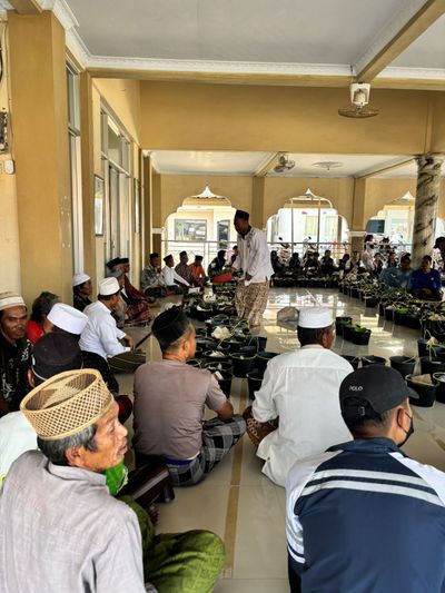 Mahasiswa KKN Undip Berpartisipasi dalam Tradisi Sedekah Bumi di Desa Prapag Lor