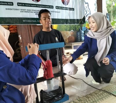 Tiga Dosen dan Lima UNY Ini Berdayakan Warga Bantul Olah Biji Jarak Jadi Bahan Bakar  Ramah Lingkungan : Bisa untuk Diesel