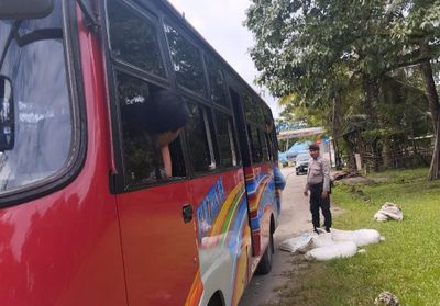 Polsek Salahutu Sita 200 Liter Miras Sopi dari Mobil Bus di Pelabuhan Hunimua Maluku Tengah