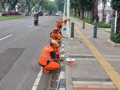 Jelang 17 Agustus, Petugas PPSU Cijantung Cat Ulang Kanstin Jalanan
