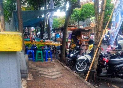 Trotoar Depan Gajamada Plaza Dikuasai PKL, Pejalan Kaki Kembali Jadi Korban