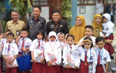 Wali Kota Malang Salurkan 968 Seragam Gratis kepada Siswa SMP