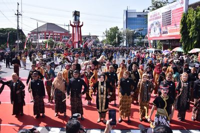 Rayakan Hari Jadi Ke-79: Bupati Sukoharjo dan Ratusan Penari Ikuti Flashmob