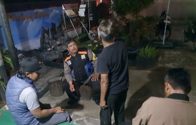 Sosialisasikan Call Center 110, Bhabinkamtibmas Polsek Purwakarta Kota Sambangi Pos Ronda.