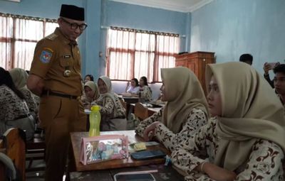 Gubernur Lampung Tinjau MPLS SMA, Disambut Antusias Para Siswa