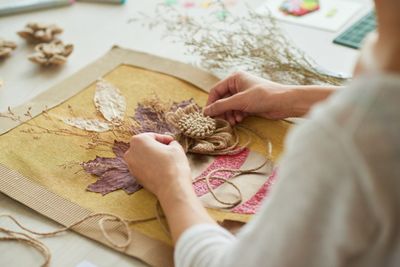 5 Zodiak Cewek yang Jago Banget DIY dan Kerajinan Handmade, Kreatif Abis!