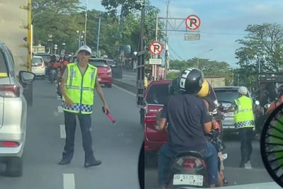 Salut! Tukang Parkir Ini Rela Lari-Lari Buat Bantu Buka Jalan Ambulans, Bikin Warganet Terharu