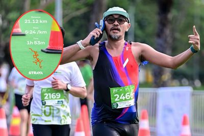 Gokil! Pelari Ini Tembus Half Marathon di Bawah 2 Jam dengan Sandal Karet Rp15 Ribu-an