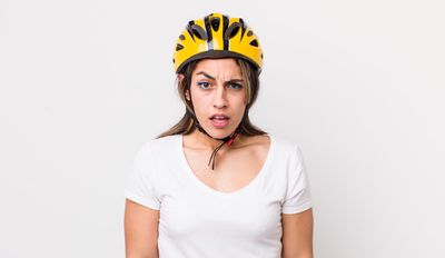 Sering Pakai Helm Bisa Bikin Rambut Rontok? Simak Fakta dan Cara Mencegahnya!