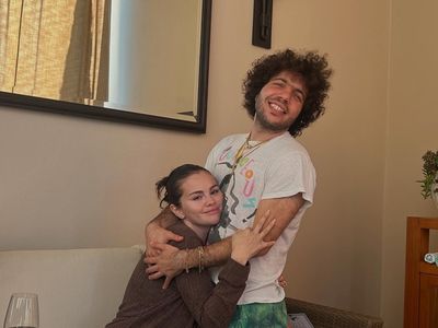 Selena Gomez dan Benny Blanco Disebut akan Menikah Secara Tertutup di California