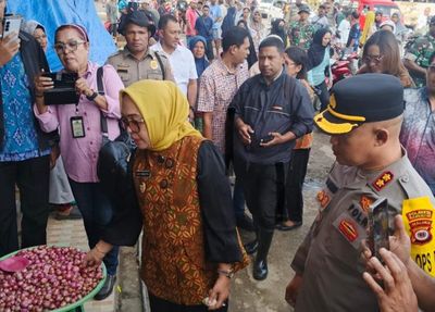 Wawalkot Ambon Sidak Pasar Mardika Ditemani Satgas Pangan, Cek Takaran Beras, Pastikan harga Komoditi Terkendali